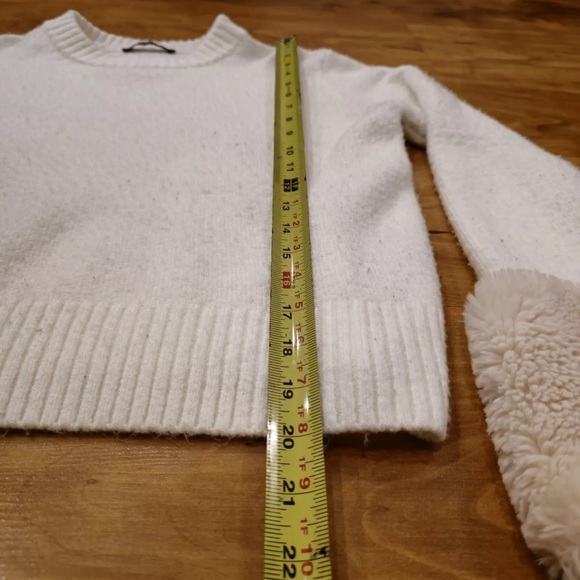 ZARA Knit White Plush Sweater with Faux Fur Cuffs Womens Size M - Picture 4 of 5